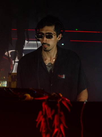 D. Cortés durante una sesión con iluminación roja